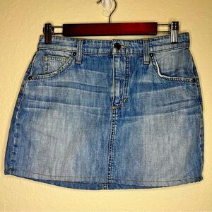 Joe’s perfectly worn-in denim mini skirt! Size 28